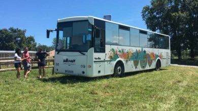 Une toulousaine réaménage un bus en auberge de jeunesse pour des voyages itinérants originaux