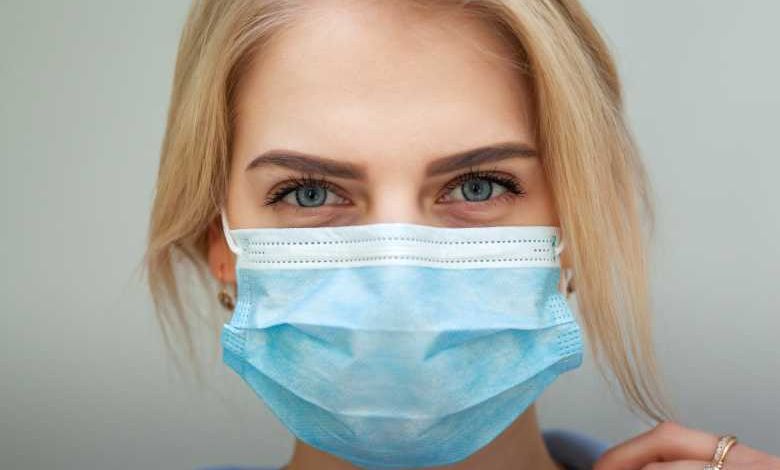 Pourquoi les masques chirurgicaux jetables ont-ils une face de couleur bleu ?