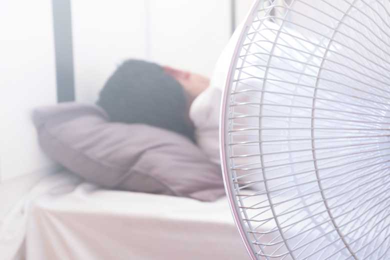 Pourquoi dormir avec un ventilateur allumé est une mauvaise idée