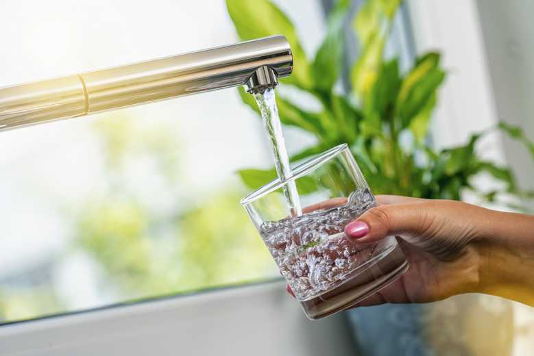 Comment purifier l'eau du robinet de manière simple, écologique et économique