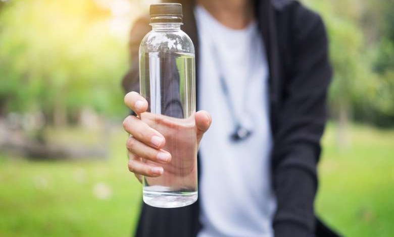 Connaissez-vous ces astuces pour rafraîchir une bouteille d’eau sans utiliser de frigo ?