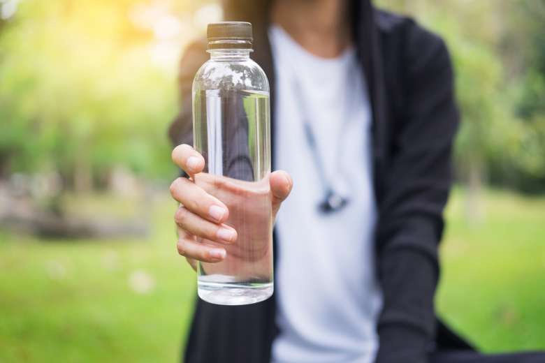 Connaissez-vous ces astuces pour rafraîchir une bouteille d’eau sans utiliser de frigo ?