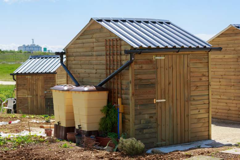 Comment poser des gouttières qui éloignent l'eau de la maison -  Écohabitation