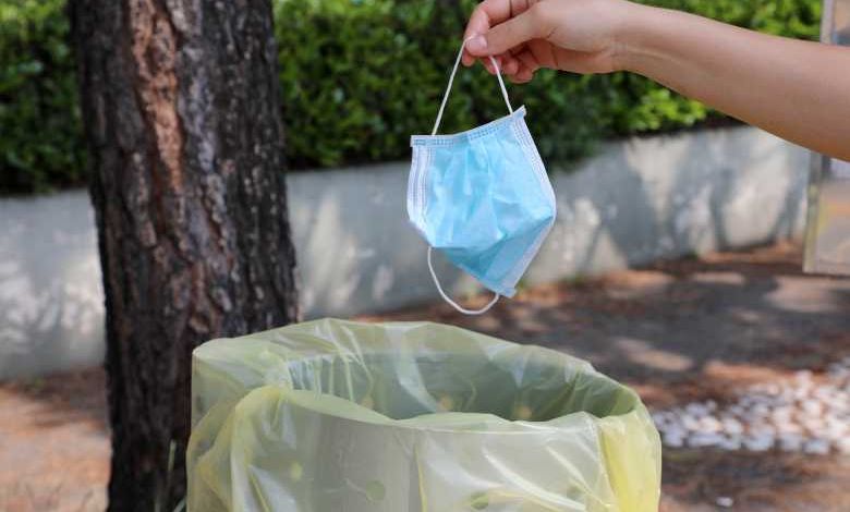 Cette entreprise recycle les masques jetables en cale-porte ou visière de protection