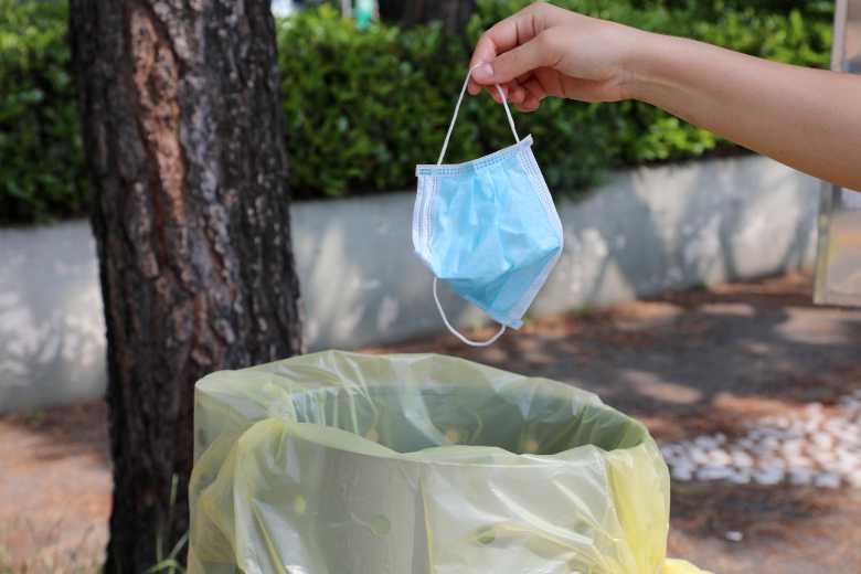 Cette entreprise recycle les masques jetables en cale-porte ou visière de protection