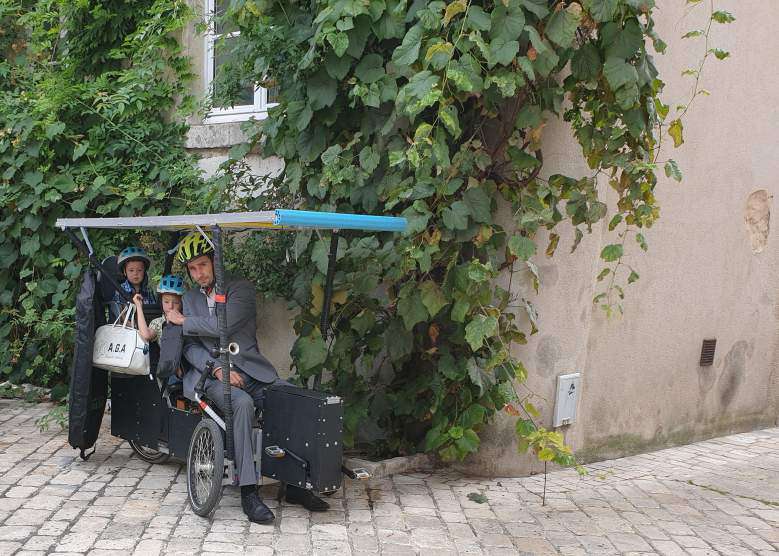 Grégory Barrier invente un étonnant « vélo-couché » électrique qui fonctionne à l’énergie solaire !