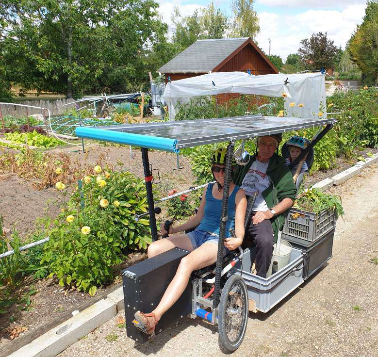 Grégory Barrier invente un étonnant « vélo-couché » électrique qui fonctionne à l’énergie solaire !