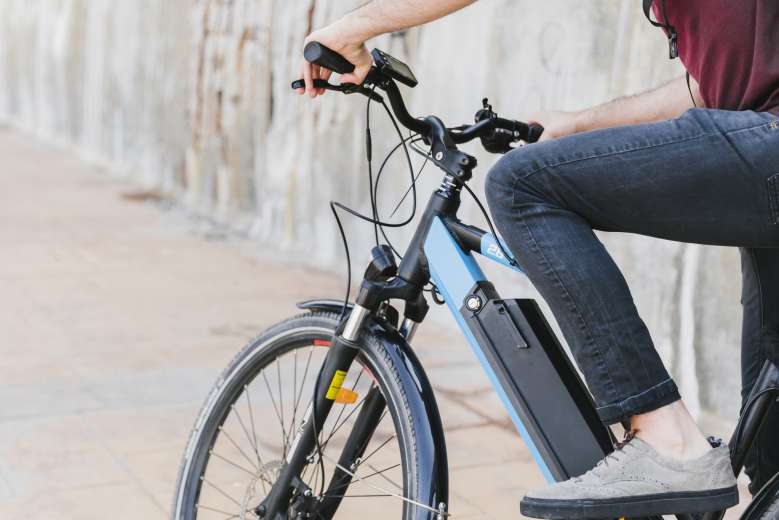 Un utilisateur de vélo électrique se déplacerait deux fois à vélo qu'avec une bicyclette traditionnelle d'après cette étude