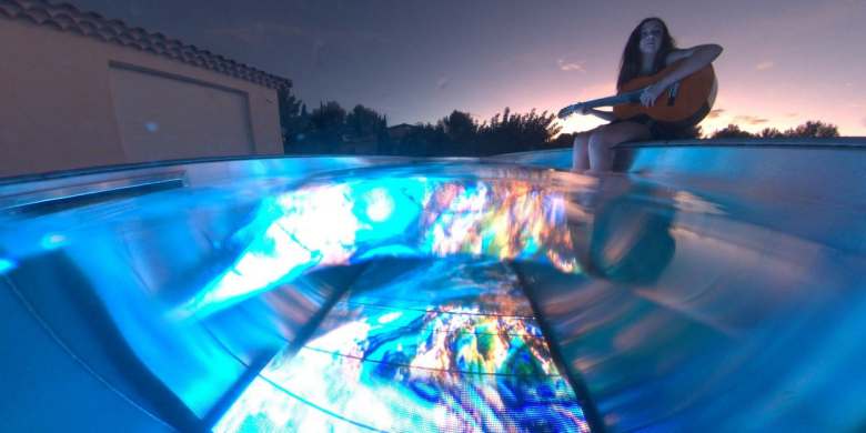 La société Pooloop transforme votre piscine en écran géant !