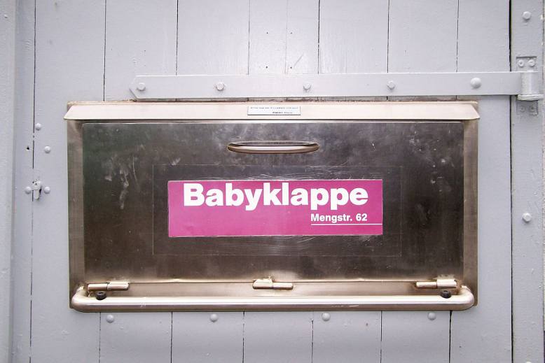 Très courantes au Moyen-Age, les boîte à bébés pour "sécuriser les abandons" réapparaissent en Europe