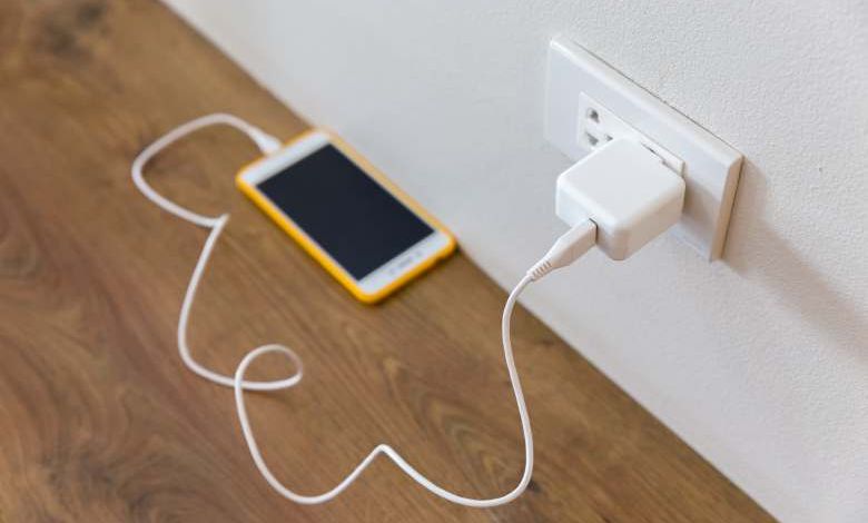 Risque d’incendie et de choc électrique pour 50% des chargeurs de smartphone