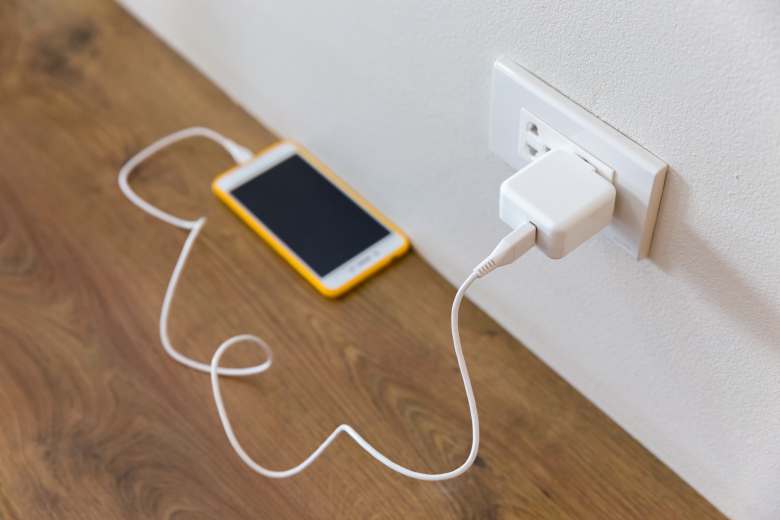 Risque d’incendie et de choc électrique pour 50% des chargeurs de smartphone