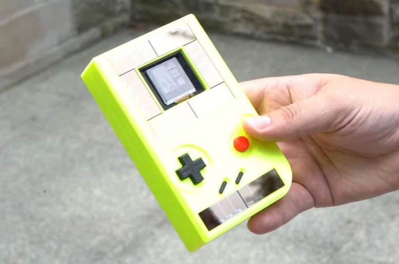 Ce Game Boy est alimenté par l'énergie solaire et la pression exercée par vos petits doigts