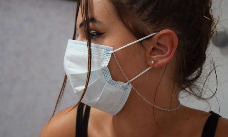 Après le cordon à lunettes voici la chaînette de masque, le nouvel accessoire "tendance" du moment....