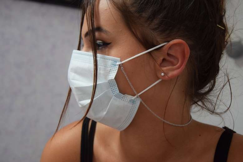 Après le cordon à lunettes voici la chaînette de masque, le nouvel accessoire "tendance" du moment....