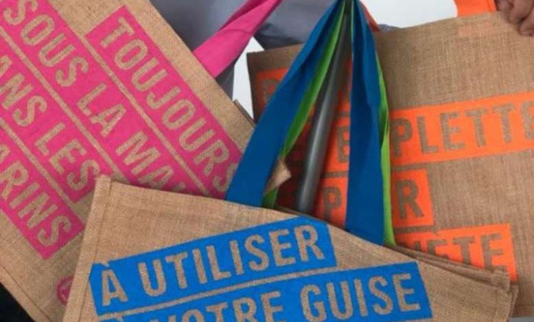E.Leclerc remplace définitivement les sacs plastiques de ses magasins par des sacs en toile de jute et anses en coton bio