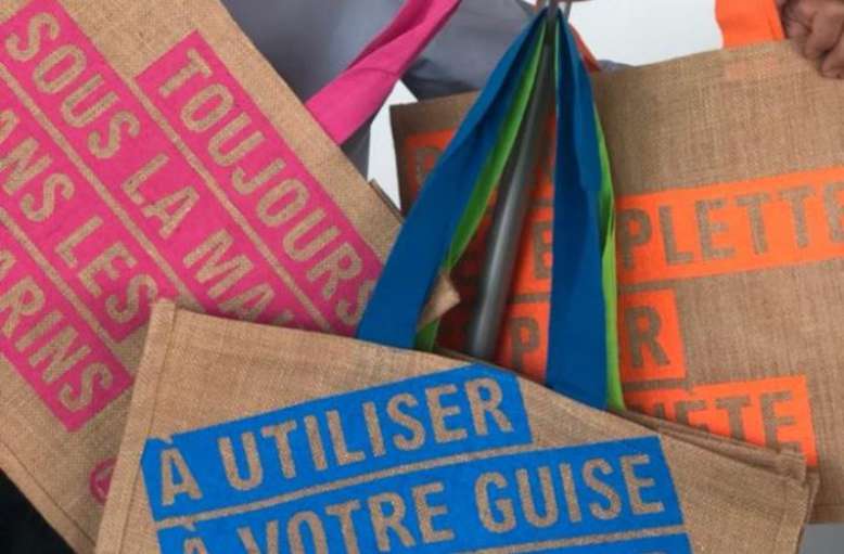 E.Leclerc remplace définitivement les sacs plastiques de ses magasins par des sacs en toile de jute et anses en coton bio