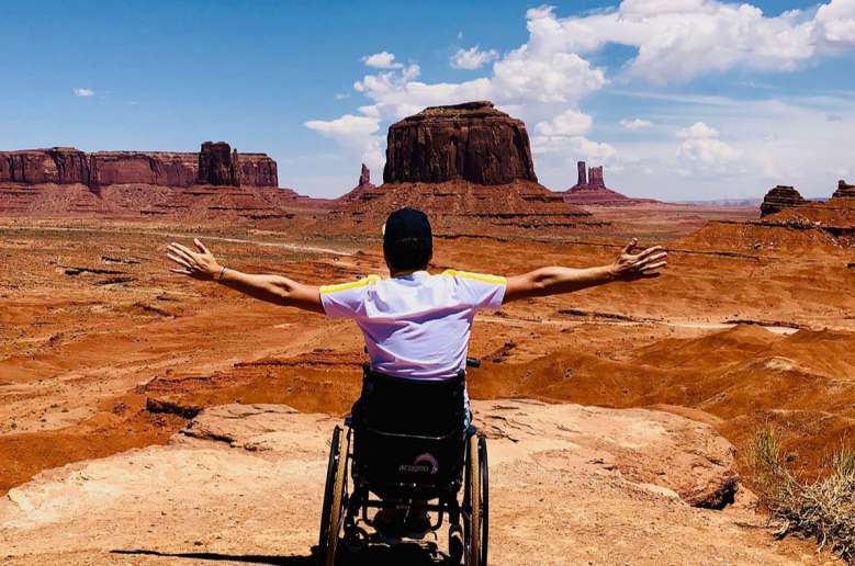 Wheeled World : un rescapé du Bataclan fait le tour du monde en fauteuil roulant