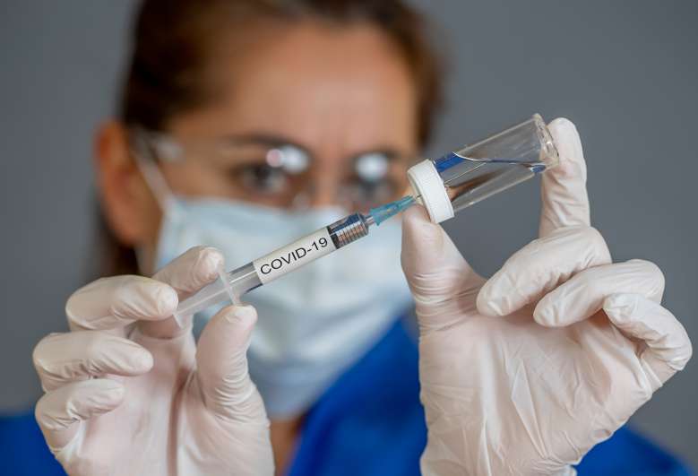 Covid-19 : premiers essais cliniques sur des humains pour le vaccin de Sanofi et GSK