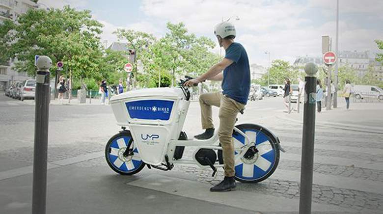 Paris : des médecins en vélo cargo pour intervenir plus rapidement et sauver des vies