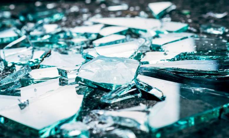 Liban : une entreprise récupère 58 tonnes de verres brisés pour en faire des carafes traditionnelles