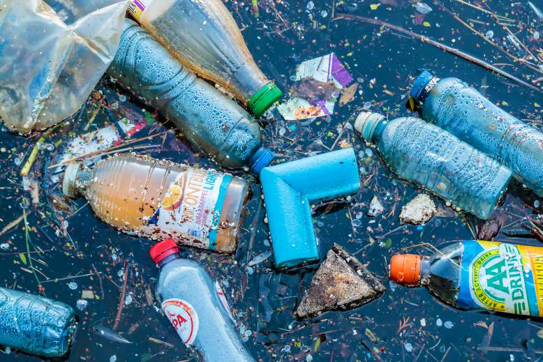 Un jeune irlandais invente "un aimant à plastique" pour dépolluer les océans