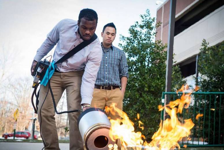 Etats-Unis : deux étudiants inventent un étonnant extincteur à ondes sonores !