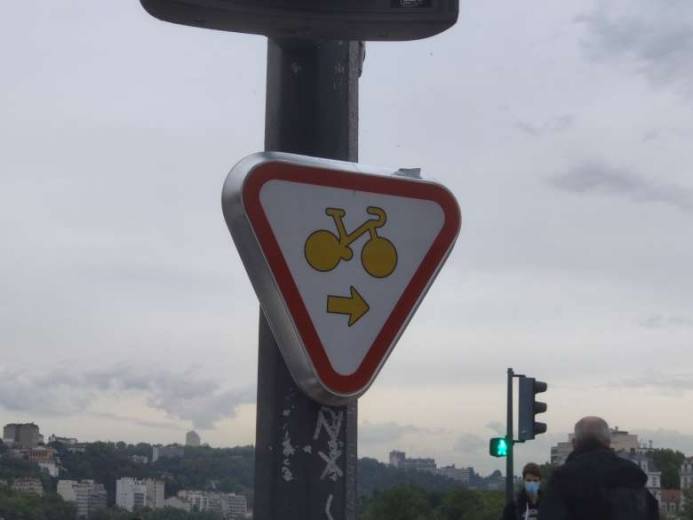 Griller un feu rouge : certaines associations montent au créneau pour l'autoriser à vélo