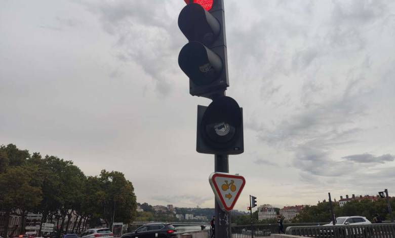 Quand les feux rouges deviennent des cédez le passage pour les