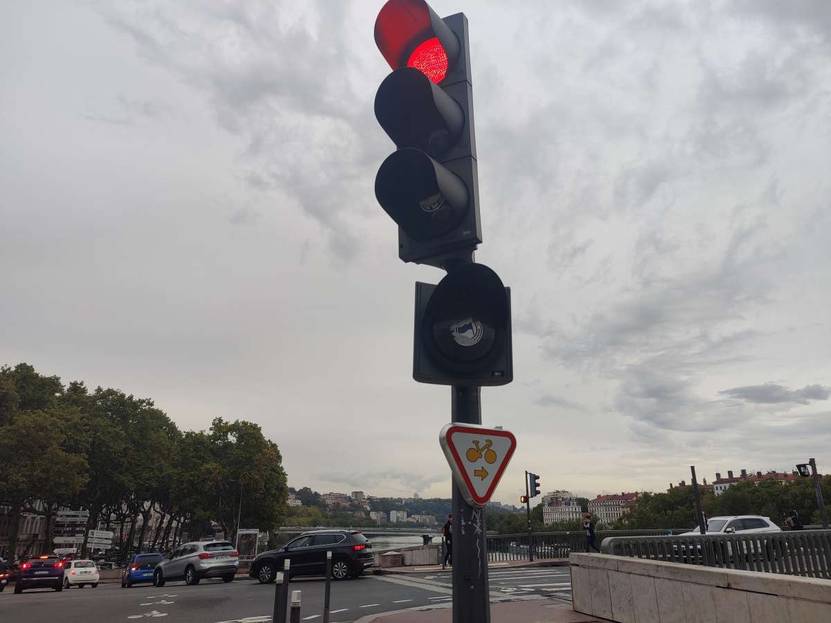 Quand les feux rouges deviennent des cédez le passage à vélo