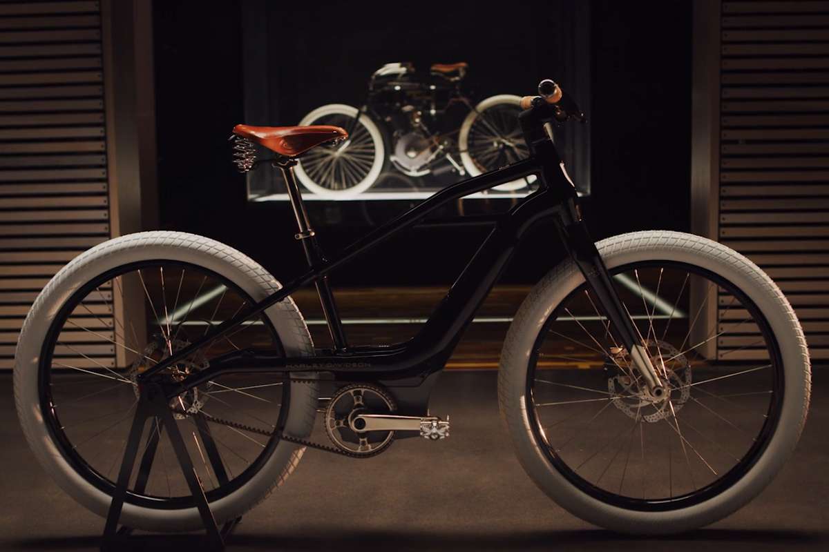 Roues blanches, selle en cuir et cadre rétro... Harley Davidson lance son vélo électrique !
