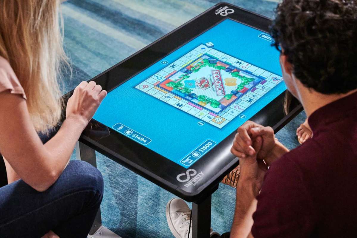 Act1Up dévoile une étonnante table tactile renfermant des dizaines de jeux Hasbro