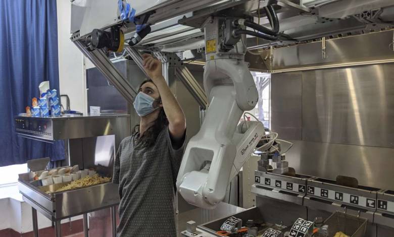 Envie d’avoir un robot cuisinier dans votre restaurant ? C’est désormais possible avec Flippy ROAR