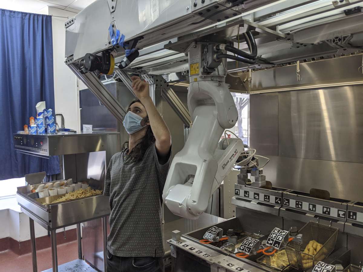 Envie d’avoir un robot cuisinier dans votre restaurant ? C’est désormais possible avec Flippy ROAR