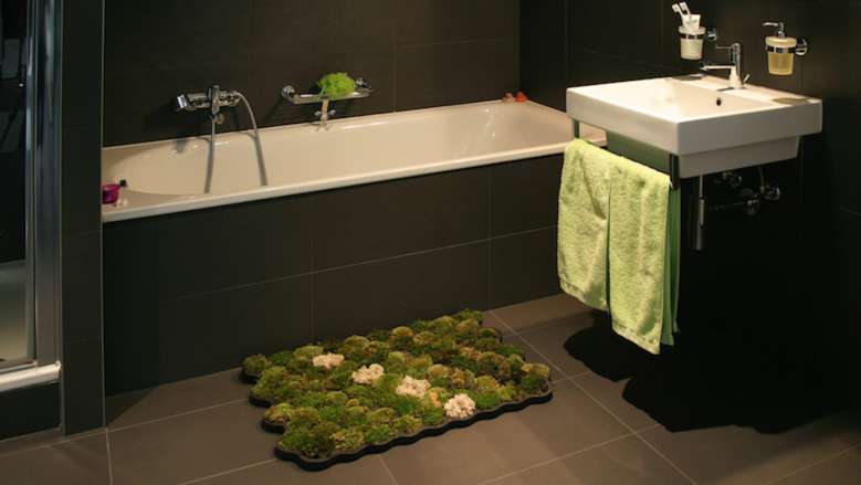 Larosée : un insolite tapis de bain organique qui produit de la mousse avec l'humidité de la salle de bain