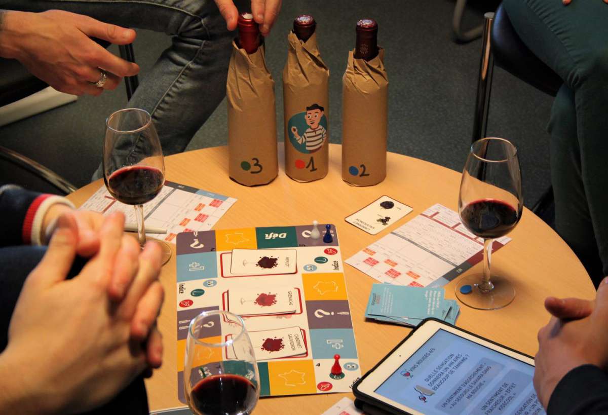 Découvrez Tonton Sommelier, le premier jeu de société qui allie questions et dégustation !