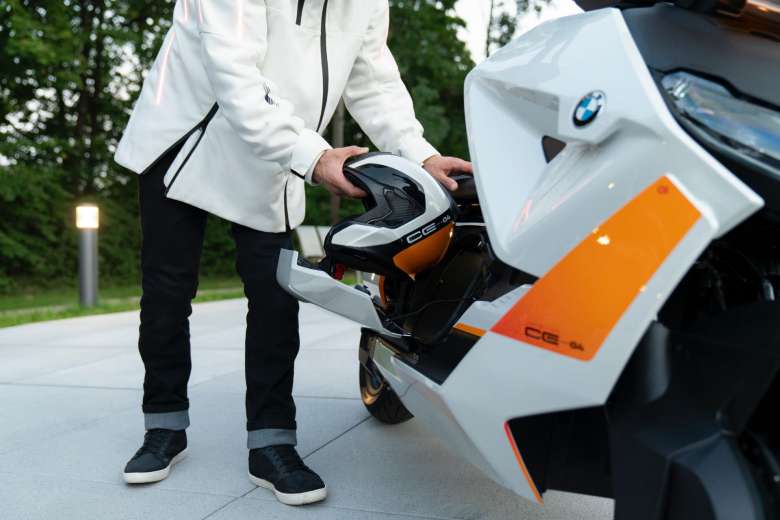 Le scooter électrique "Definition CE 04" signé BMW Motorrad nous propulse directement dans le futur !