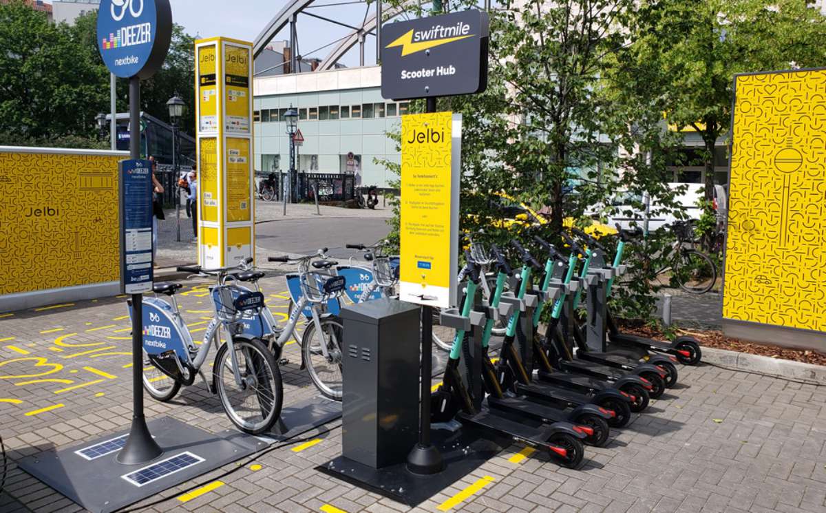 Cette entreprise veut faciliter le stationnement des trottinettes électriques avec des bornes de recharge solaires