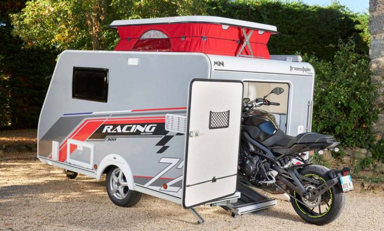 Mini Freestyle : ne vous fiez pas à son apparence, cette mini caravane peut également loger votre moto !