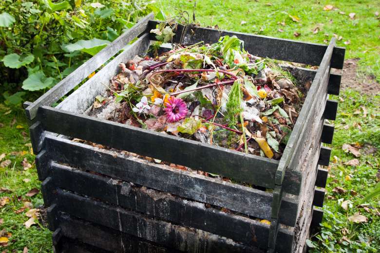 Bac de compostage dans le jardin