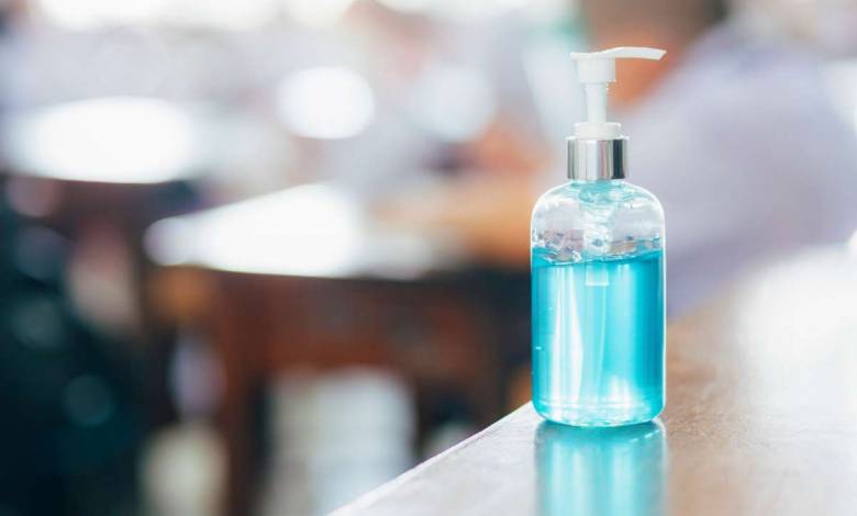Utile pour se désinfecter les mains, le gel hydroalcoolique peut également servir à d'autres usages !