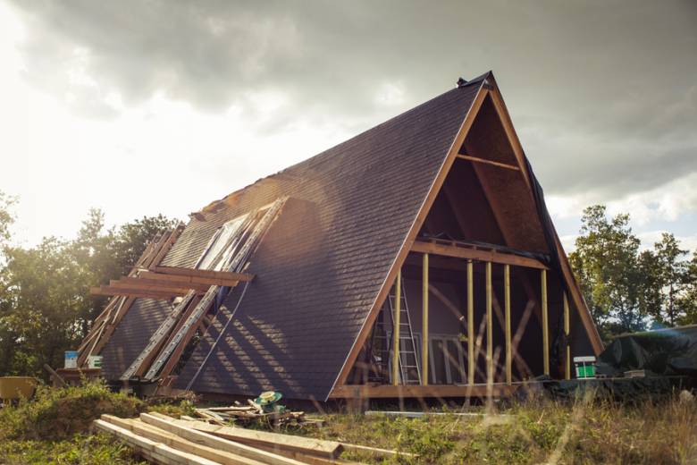 Autoconstruction : une architecte de 65 construit une adorable "maison en A" pour seulement 35 000 euros