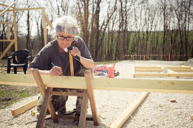 Autoconstruction : une architecte de 65 construit une adorable "maison en A" pour seulement 35 000 euros