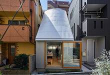 Un architecte japonais construit se propre micromaison au milieu de deux immenses bâtiments à Tokyo
