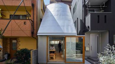 Un architecte japonais construit se propre micromaison au milieu de deux immenses bâtiments à Tokyo