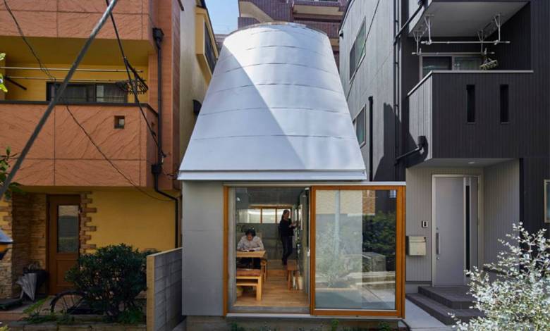 Un architecte japonais construit se propre micromaison au milieu de deux immenses bâtiments à Tokyo