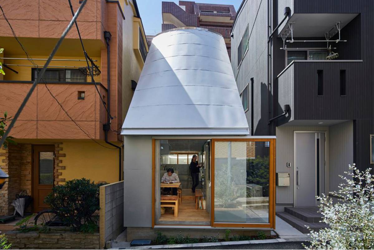 Un architecte japonais construit se propre micromaison au milieu de deux immenses bâtiments à Tokyo