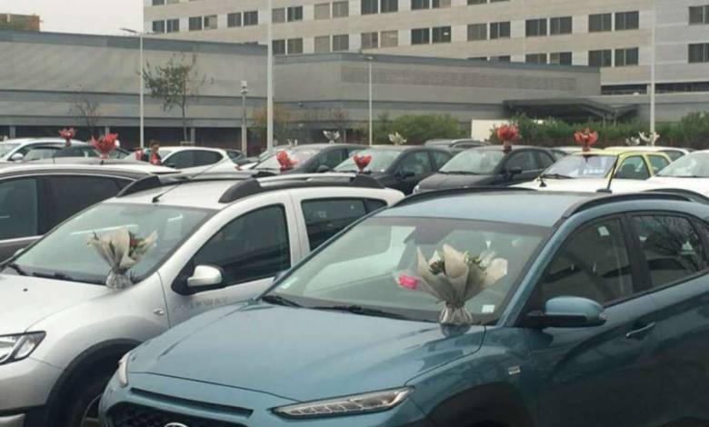 Une fleuriste dépose 400 bouquets invendus sur les voitures du personnel de l'hôpital de Perpignan