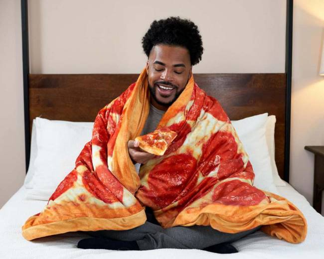 Pizza Hut et Gravity Blankets dévoilent une couverture pondérée pour les amateurs de Pizza !