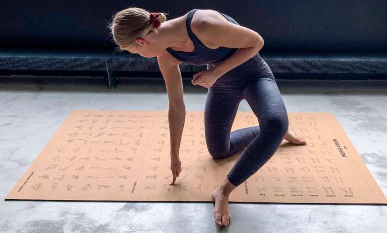 Cet étonnant tapis de Yoga en liège affiche les postures, les étirements et de nombreux exercices à réaliser à la maison